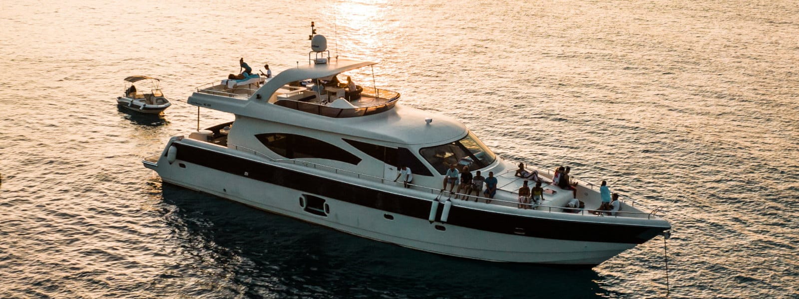 oceanic-stbd-bow-high-1600x600 Private yacht charter Cape Town departing from V&A Waterfront